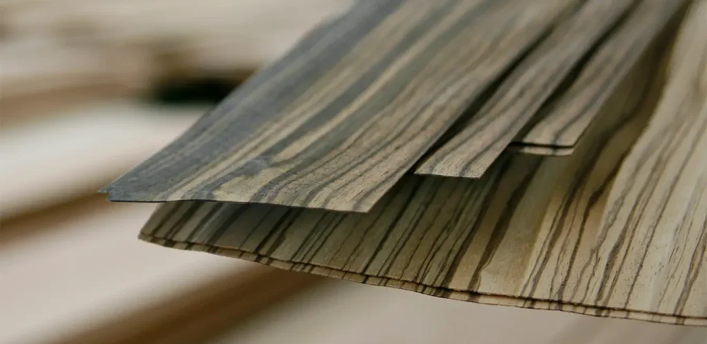 Nahaufnahme von Laminatdielen in Holzoptik für Innenräume.