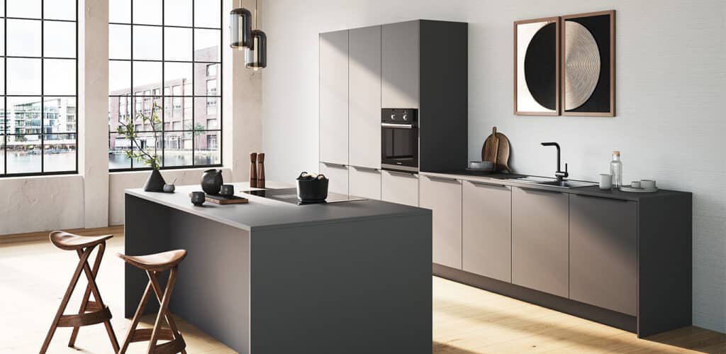 Modernes Kücheninterieur mit dunklen Schränken und Arbeitsplatten, ausgestattet mit Küchenausstattung, einer Mittelinsel, Barhockern und großen Fenstern mit Blick auf die Stadt.