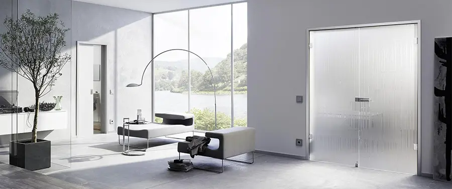 Ein modernes Wohnzimmer mit großen Fenstern mit malerischer Aussicht, minimalistischen Möbeln und Türgriffen an den Türen.