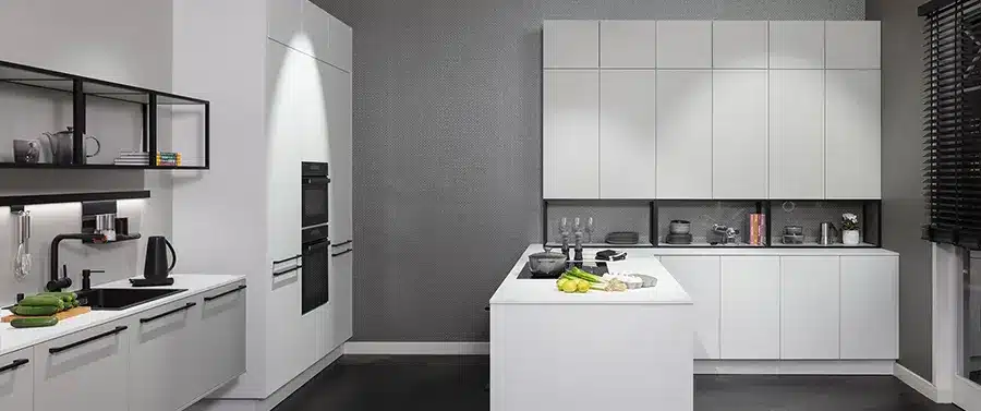 Ein schlankes, modernes Melle Küchenstudio mit weißer Einbauschränkerei, integrierten Geräten und einer zentralen Insel.
