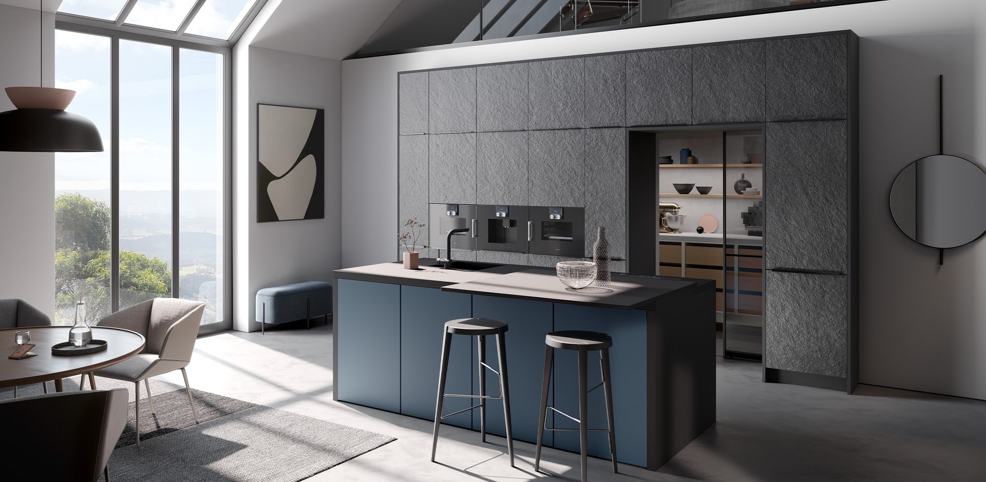 Modernes Kücheninterieur mit zentraler Kücheninsel, Barhockern und Einbaugeräten von Häcker Küchen, ergänzt durch natürliches Licht durch große Fenster.
