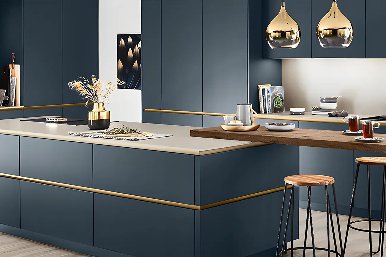 Moderne Design-Küchen mit marineblauen Schränken, goldenen Akzenten, einer zentralen Insel mit Kochfeld und zwei Barhockern.