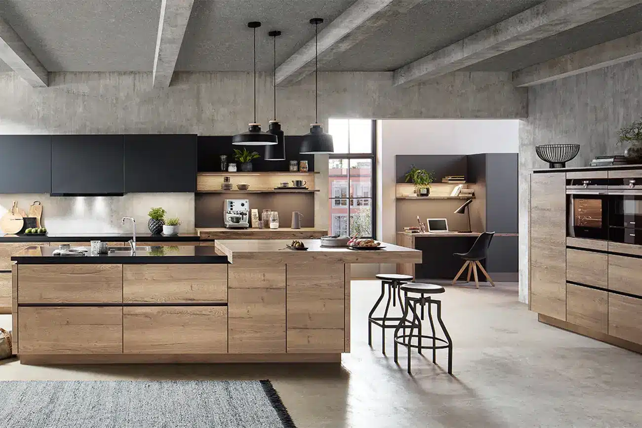 Eine moderne Natural Living Küchen mit einer Holzinsel, schwarzen Schränken, Betondecken und Pendelbeleuchtung.