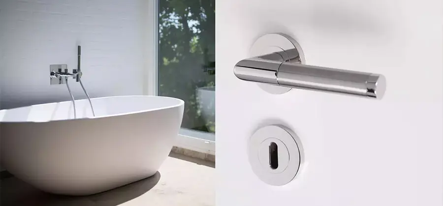 Ein modernes Badezimmer mit einer freistehenden Badewanne auf der linken Seite und einer Nahaufnahme eines eleganten Innentürengriffs mit Schloss auf der rechten Seite.