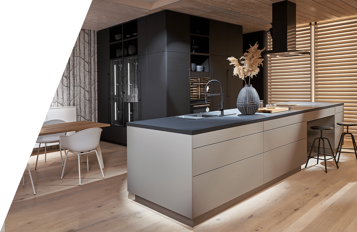 Modernes Kücheninterieur mit einer zentralen Insel, Einbaugeräten und einem Essbereich mit Holzakzenten und dekorativer Beleuchtung.