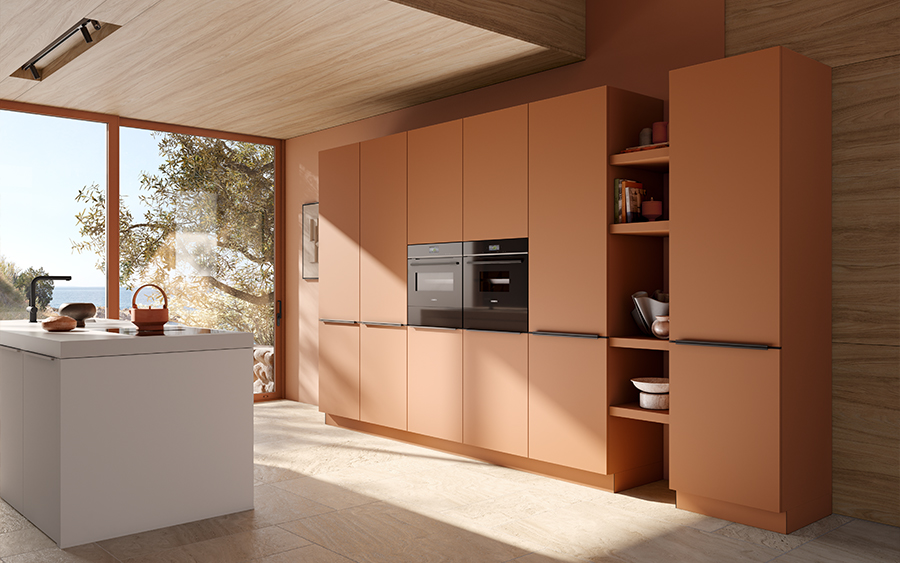 Moderne Kücheneinrichtung mit Groneck-Holzakzenten, einem eingebauten Wandofen und Schränken, einer zentralen Kücheninsel und Blick auf Bäume durch ein großes Fenster.