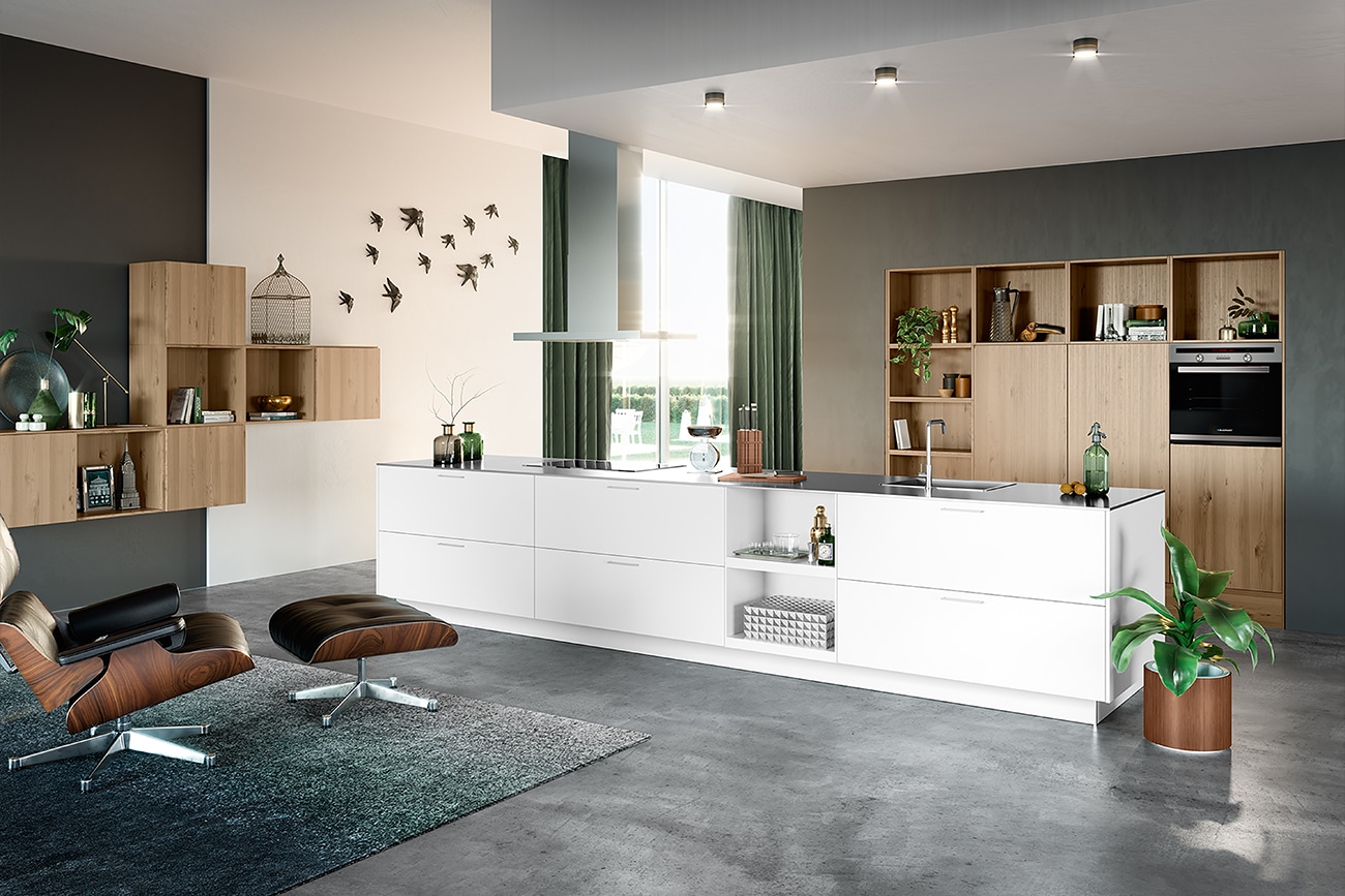 Ein modernes Küchendesign mit weißen Schränken, Holzakzenten und einer klaren, minimalistischen Ästhetik, inspiriert von Natural Living Küchen.