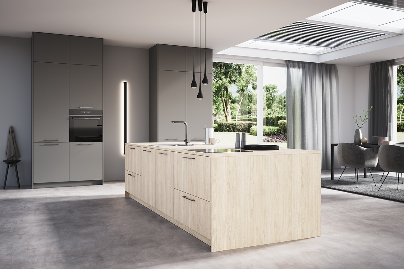 Eine moderne Natural Living Küchen mit hellen Holzschränken, Einbaugeräten, einer zentralen Insel, Pendelleuchten und großen Fenstern mit Blick auf den Garten.